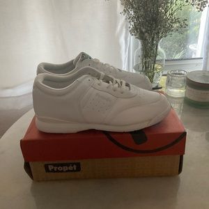 Propet LIfe Walker white leather lace-up athletic shoes SZ9.5W